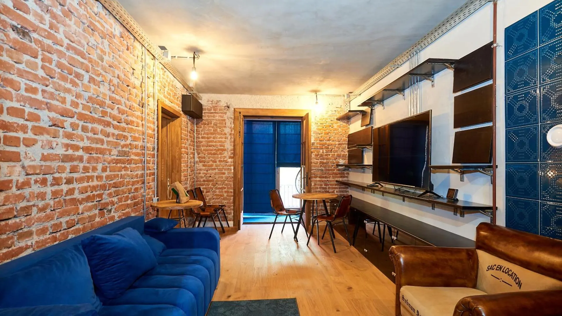Chic Stay - Free Netflix, Coffee & Water Included contacts